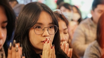Hàng ngàn người đội mưa rét đến phủ Tây Hồ lễ rằm tháng giêng