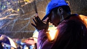 Bất ngờ đền Trần năm nay, phát ấn mới 15 phút đã vắng người