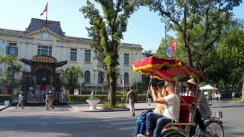 Du khách nước ngoài thích thú lần đầu được thăm quan toà nhà Bắc Bộ Phủ