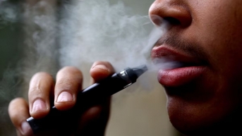 Vương quốc Anh cấm vape dùng một lần để ngăn trẻ em sử dụng