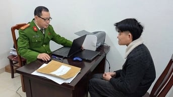 Mâu thuẫn nhặt được tiền, nam sinh Thanh Hóa đánh gục bạn trên sân trường