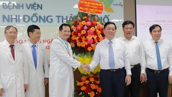 Trưởng Ban Tuyên giáo Trung ương mong thầy thuốc khơi dậy mạnh mẽ y đức, ý chí tự lực, tự cường