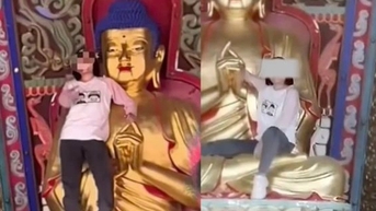 Phẫn nộ nữ du khách trèo lên tượng Phật, yêu cầu mọi người "quỳ xuống"