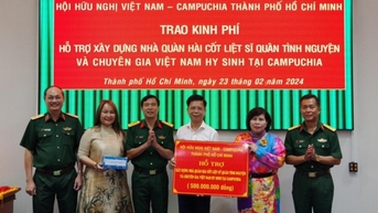 សមាគមមិត្តភាពវៀតណាម-កម្ពុជា ទីក្រុងហូជីមិញ ផ្តល់ថវិកាឧបត្ថម្ភ សាងសង់ផ្ទះបូជាសព ទុក្ករបុគ្គលនៅកម្ពុជា