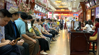 Giá vàng tụt mạnh về sát 80 triệu/lượng, tiệm vàng mạnh tay 'xả hàng'