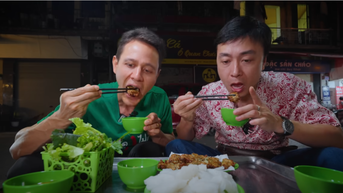 Phản ứng bất ngờ của khách Tây khi lần đầu thưởng thức đặc sản chả rươi ở Hà Nội