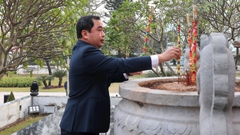 Các đồng chí lãnh đạo tỉnh dâng hương, dâng hoa kỷ niệm 95 năm ngày thành lập Đảng