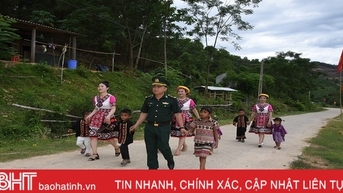 Thăm bản Cà Đay