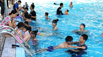 Nắng nóng bể bơi hút khách