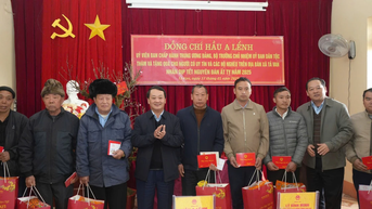 Bộ trưởng, Chủ nhiệm Ủy ban Dân tộc Hầu A Lềnh thăm, tặng quà và chúc tết người có uy tín, các hộ nghèo tại thị xã Sa Pa