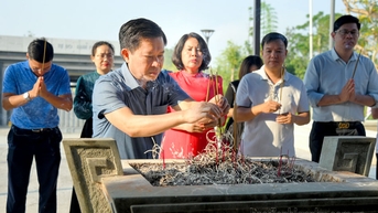 Đoàn kiểm tra của Ban Chỉ đạo 35 Trung ương dâng hương Đền thờ Liệt sĩ tại Chiến trường Điện Biên Phủ