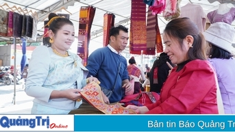 Trên 50 gian hàng tham gia Chợ phiên biên giới Lao Bảo