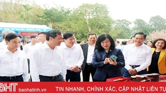 Bộ trưởng Bộ Y tế tham quan gian hàng giới thiệu sản phẩm OCOP Hà Tĩnh