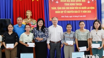 Tặng quà Tết cho đoàn viên và người lao động nhân dịp Tết Nguyên đán Ất Tỵ 2025