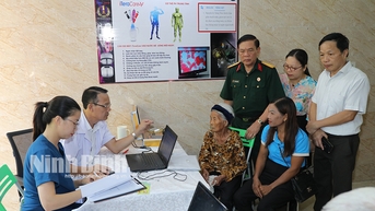 Khám bệnh phát thuốc miễn phí và tặng quà cho người có công với cách mạng