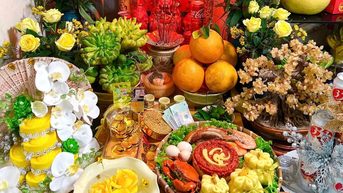 Mâm cúng Thần Tài tiền triệu ngập tôm hùm, cua khủng, người bán “cháy hàng”