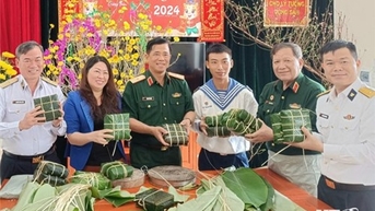 Mang quà xuân ra đảo tiền tiêu