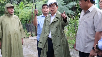 성 당위원회 상임 부서기이자 성 인민위원회 위원장인 팜 반 하우 동지께서 홍수, 폭풍 및 산사태 위험 지역에 대한 대응 작업을 시찰하셨습니다.
