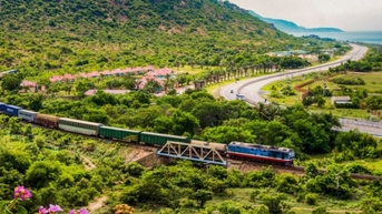 Tàu Thống Nhất vào danh sách 9 đoàn tàu đáng trải nghiệm 2025