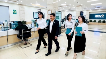 Tất bật ngân hàng những ngày cuối năm