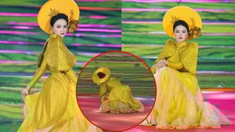 Siêu mẫu Vũ Thu Phương vấp ngã khi trình diễn áo dài