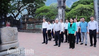 Đoàn công tác của Ủy ban Trung ương MTTQ Việt Nam dâng hương tại Khu di tích Quốc gia đặc biệt Cố đô Hoa Lư