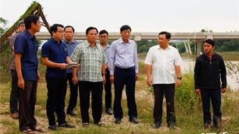 Đồng chí Trịnh Minh Hoàng, Phó Chủ tịch UBND tỉnh kiểm tra tình hình sạt lở bờ sông Dinh khu vực xã Phước Sơn