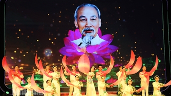 អបអរសាទរខួបលើកទី 55 នៃការអនុវត្តសក្ខីកម្មរបស់លោកប្រធានហូជីមិញ និងខួបលើកទី 65 នៃដំណើរទស្សនកិច្ចរបស់លោកពូហូនៅ Ninh Binh