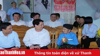 루옹 꾸옹 ​​대통령은 바트못 국경수비대를 방문하여 정책 가족들에게 선물을 전달하고, 장교와 군인들을 격려했습니다.