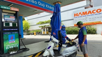 Tiếp tục đi lên, giá xăng RON95-III vượt ngưỡng 24.800 đồng mỗi lít