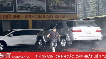 Dịch vụ rửa xe “chạy hết công suất” ngày cận tết