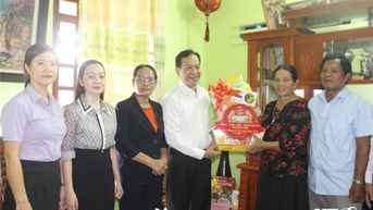 Đồng chí Trần Minh Lực, UVTV Tỉnh ủy, Phó Chủ tịch HĐND tỉnh thăm, chúc mừng Lễ hội Katê năm 2024