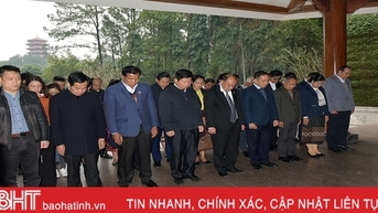 Đoàn đại biểu Quốc hội Lào dâng hương tại Khu di tích Ngã ba Đồng Lộc