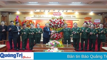 ប្រធានស្តីទីគណៈកម្មាធិការប្រជាជនខេត្ត Ha Sy Dong បានទៅសួរសុខទុក្ខអង្គភាពយោធាក្នុងឱកាសនៃទិវាបង្កើតកងទ័ពប្រជាជនវៀតណាម។