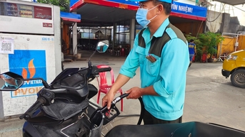 តម្លៃសាំងធ្លាក់ចុះជាលើកដំបូងក្នុងឆ្នាំថ្មី RON95 ធ្លាក់ចុះក្រោម 22,000 ដុង/លីត្រ