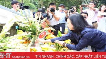 Dâng hương tưởng niệm Đại danh y Hải Thượng Lãn Ông Lê Hữu Trác