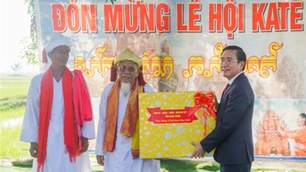 Đồng chí Phạm Văn Hậu, Phó Bí thư Thường trực Tỉnh ủy, Chủ tịch HĐND tỉnh dự Lễ hội Katê tại đền Pô Inư Nưgar
