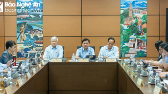 Đoàn ĐBQH Nghệ An thảo luận tại tổ về phát triển kinh tế - xã hội và ngân sách nhà nước