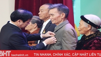 169 đảng viên ở Cẩm Xuyên được trao tặng, truy tặng Huy hiệu Đảng