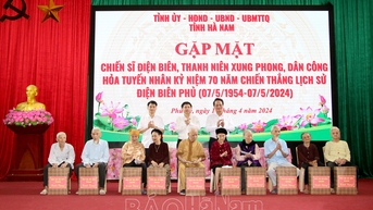 Đồng chí Trương Quốc Huy thăm, tặng quà chiến sĩ Điện Biên, thanh niên xung phong, dân công hỏa tuyến tại TP.Phủ Lý