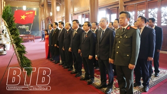 Các đồng chí lãnh đạo tỉnh và đại biểu HĐND tỉnh dâng hương tưởng niệm các anh hùng liệt sĩ