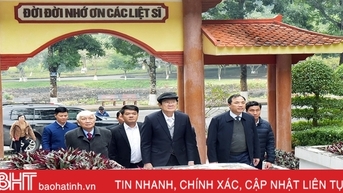 Nguyên Chủ tịch nước Trương Tấn Sang dâng hương tại Khu di tích Ngã ba Đồng Lộc