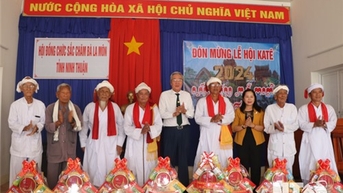 Lãnh đạo Ủy ban MTTQ Việt Nam tỉnh thăm, chúc mừng Hội đồng Chức sắc Chăm Bàlamôn