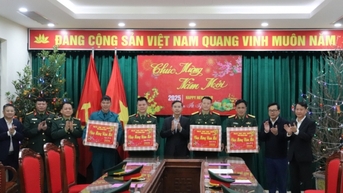 Đồng chí Chủ tịch UBND tỉnh thăm, tặng quà Tết tại Thành phố Móng Cái