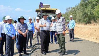 Thủ tướng kiểm tra hiện trường, đốc thúc nhiều dự án cao tốc trọng điểm vào ngày nghỉ lễ
