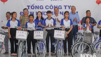 សាជីវកម្ម Southern Power Corporation ប្រគល់អំណោយបុណ្យតេតដល់ប្រជាពលរដ្ឋឃុំភឿកឃាង