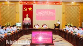 Đoàn cán bộ học viên Lớp Bồi dưỡng cán bộ quy hoạch Ủy viên Trung ương Đảng làm việc với lãnh đạo tỉnh Ninh Bình
