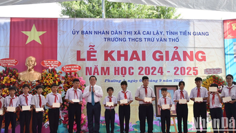 Đồng chí Nguyễn Trọng Nghĩa dự khai giảng năm học mới tại Tiền Giang