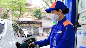 Giá xăng tăng lần thứ ba liên tiếp, RON 95 vượt 23.000 đồng/lít