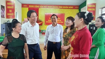 លេខាគណៈកម្មាធិការបក្សទីក្រុង Ta Duc Tuyen បានចូលរួមទិវាឯកភាពជាតិដ៏អស្ចារ្យនៅលំនៅដ្ឋានក្រុមទី ១៥ សង្កាត់ An Tuong។